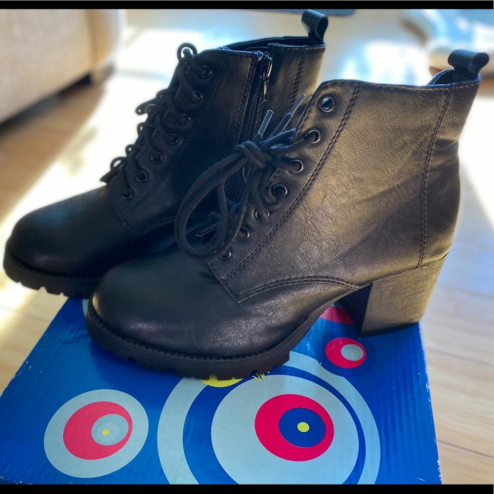 ❌❌SOLD❌❌Brand New in Soda Boots size 7